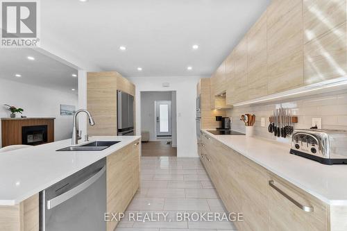 1502 Farnsworth Avenue, Ottawa, ON - Indoor Photo Showing Kitchen With Double Sink With Upgraded Kitchen