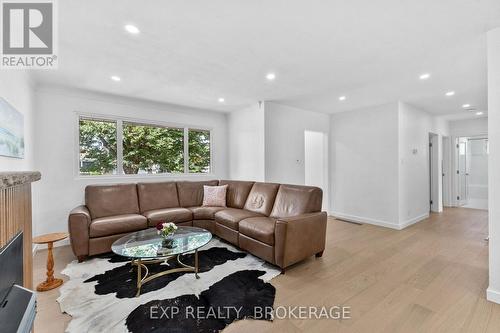 1502 Farnsworth Avenue, Ottawa, ON - Indoor Photo Showing Living Room