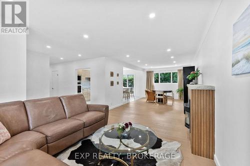1502 Farnsworth Avenue, Ottawa, ON - Indoor Photo Showing Living Room