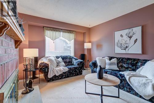 2055 Hunters Wood Drive, Burlington, ON - Indoor Photo Showing Living Room