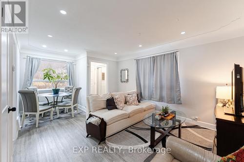 16 Ainslie Avenue, Hamilton, ON - Indoor Photo Showing Living Room