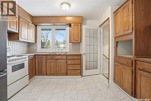 4214 Richmond Place, Regina, SK - Indoor Photo Showing Kitchen