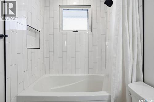 4214 Richmond Place, Regina, SK - Indoor Photo Showing Bathroom