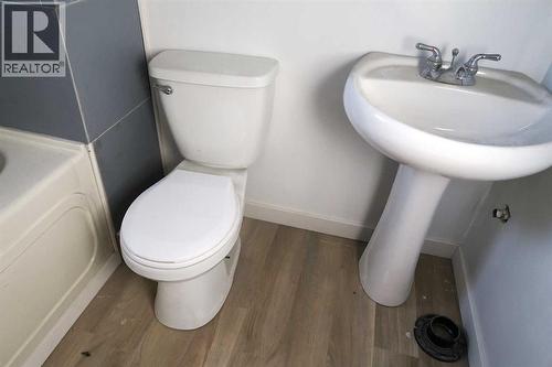 407 4 Avenue, Gleichen, AB - Indoor Photo Showing Bathroom