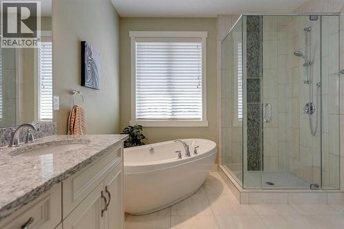 Large Soaker & Shower - 417 29 Avenue Nw, Calgary, AB - Indoor Photo Showing Bathroom