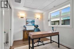 Versatile den, provides excellent flexibility for a home office, guest room, or creative space - 