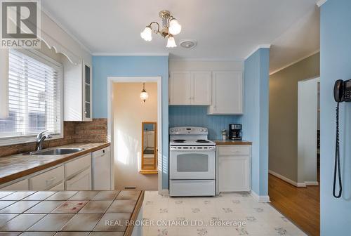 20 Cardinal Drive, Hamilton, ON - Indoor Photo Showing Kitchen