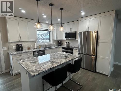 709 Jubilee Place, Estevan, SK - Indoor Photo Showing Kitchen With Upgraded Kitchen