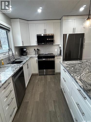 709 Jubilee Place, Estevan, SK - Indoor Photo Showing Kitchen With Upgraded Kitchen