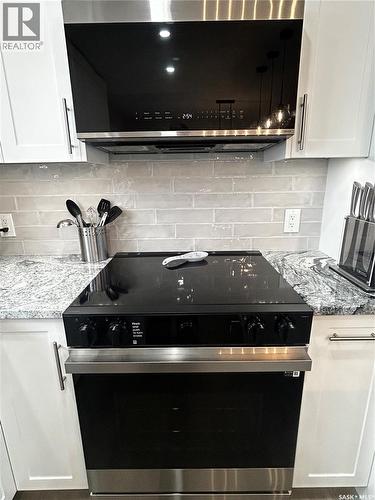 709 Jubilee Place, Estevan, SK - Indoor Photo Showing Kitchen With Upgraded Kitchen
