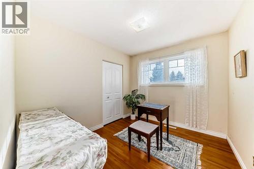 5232 44 Avenue Nw, Calgary, AB - Indoor Photo Showing Bedroom