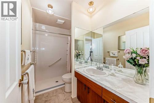 5232 44 Avenue Nw, Calgary, AB - Indoor Photo Showing Bathroom