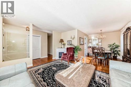 5232 44 Avenue Nw, Calgary, AB - Indoor Photo Showing Living Room