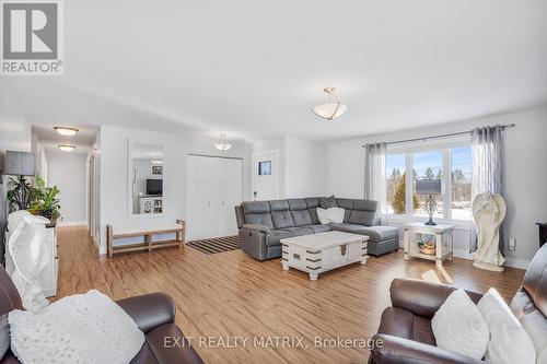 3100 Pattee Road E, Champlain, ON - Indoor Photo Showing Living Room