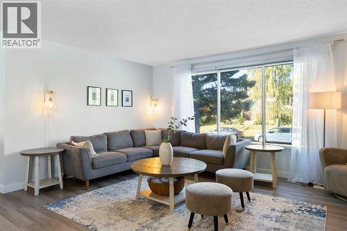 27 Deercrest Close Se, Calgary, AB - Indoor Photo Showing Living Room