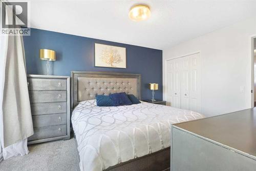 27 Deercrest Close Se, Calgary, AB - Indoor Photo Showing Bedroom