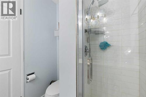 27 Deercrest Close Se, Calgary, AB - Indoor Photo Showing Bathroom