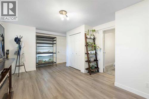 27 Deercrest Close Se, Calgary, AB - Indoor Photo Showing Other Room