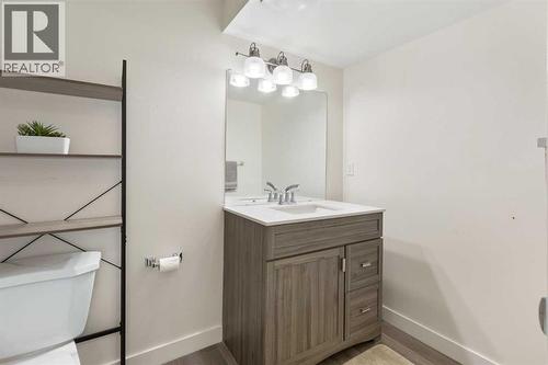 27 Deercrest Close Se, Calgary, AB - Indoor Photo Showing Bathroom