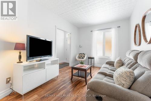 150 Arlington Avenue, Ottawa, ON - Indoor Photo Showing Living Room