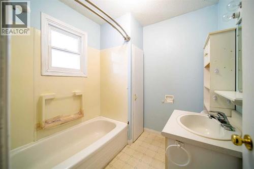 706 7 Avenue, Wainwright, AB - Indoor Photo Showing Bathroom