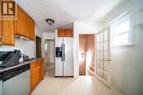 706 7 Avenue, Wainwright, AB - Indoor Photo Showing Kitchen With Double Sink