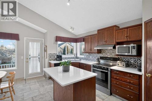 150 Somerset Close Sw, Calgary, AB - Indoor Photo Showing Kitchen