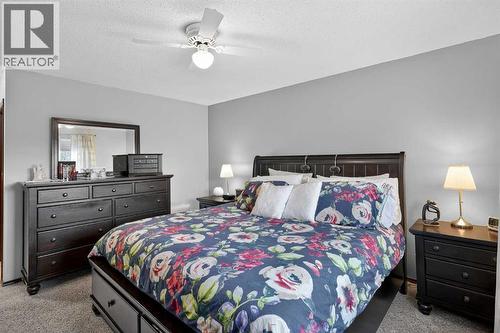 150 Somerset Close Sw, Calgary, AB - Indoor Photo Showing Bedroom