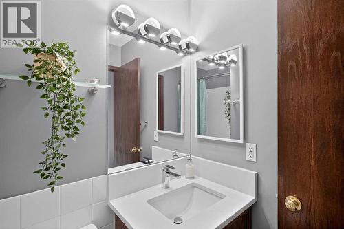 150 Somerset Close Sw, Calgary, AB - Indoor Photo Showing Bathroom