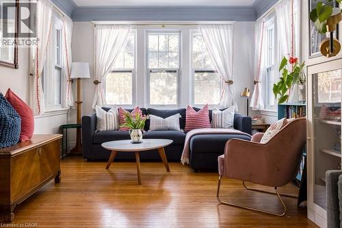 44 Cline Avenue N, Hamilton, ON - Indoor Photo Showing Living Room