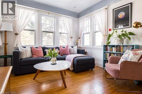 44 Cline Avenue N, Hamilton, ON - Indoor Photo Showing Living Room