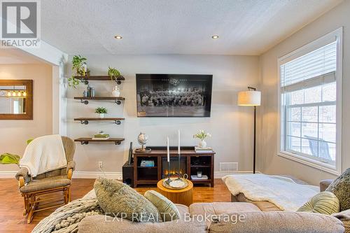 153 Gladstone Avenue, Hamilton, ON - Indoor Photo Showing Living Room