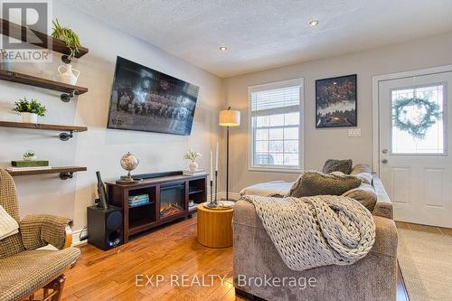 153 Gladstone Avenue, Hamilton, ON - Indoor Photo Showing Bedroom