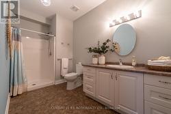 Spacious ensuite with walk-in shower - 