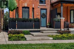 17 LAKEVIEW AVENUE  Toronto, ON M6J 3B2