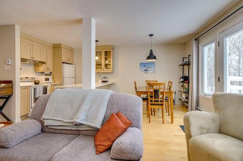 Overall view - 302-556 Ch. Réal, Sutton, QC - Indoor Photo Showing Living Room
