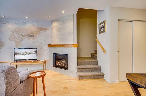 Living room - 302-556 Ch. Réal, Sutton, QC - Indoor With Fireplace