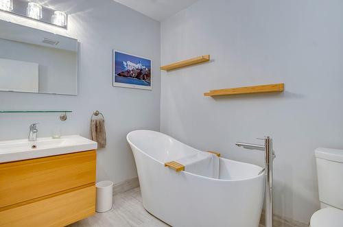 Bathroom - 302-556 Ch. Réal, Sutton, QC - Indoor Photo Showing Bathroom