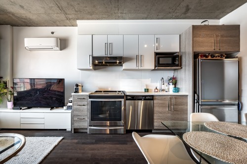 Cuisine - 613-2335 Ch. Manella, Mont-Royal, QC - Indoor Photo Showing Kitchen With Upgraded Kitchen