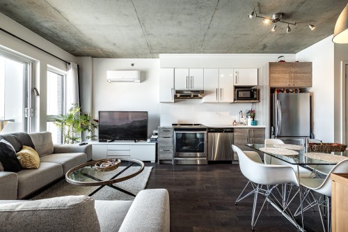 Salon - 613-2335 Ch. Manella, Mont-Royal, QC - Indoor