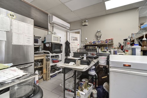 Commerce - 1352 Rue Sauvé E., Montréal (Ahuntsic-Cartierville), QC - Indoor