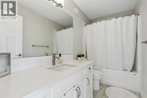 2nd bath - upper floor - 16 Treeline Lane Sw, Calgary, AB - Indoor Photo Showing Bathroom