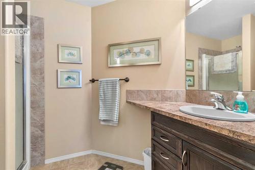22 Morton Close, Penhold, AB - Indoor Photo Showing Bathroom