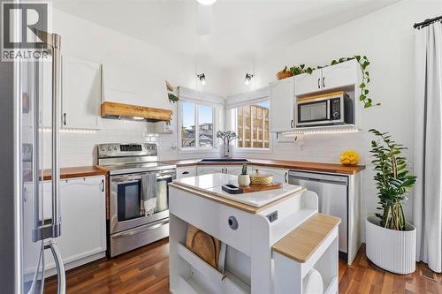 15029 5 Street Sw, Calgary, AB - Indoor Photo Showing Kitchen