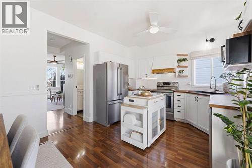 15029 5 Street Sw, Calgary, AB - Indoor Photo Showing Kitchen
