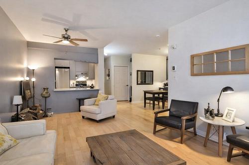 Salon - 201-1210 Rue St-Antoine E., Montréal (Ville-Marie), QC - Indoor Photo Showing Living Room