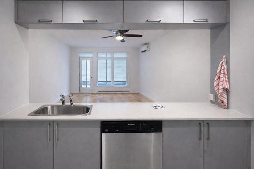 Cuisine - 201-1210 Rue St-Antoine E., Montréal (Ville-Marie), QC - Indoor Photo Showing Kitchen