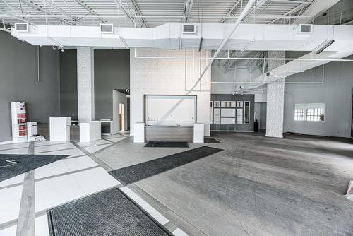 Commerce - 106-114-2001 Av. Victoria, Saint-Lambert, QC - Indoor Photo Showing Garage