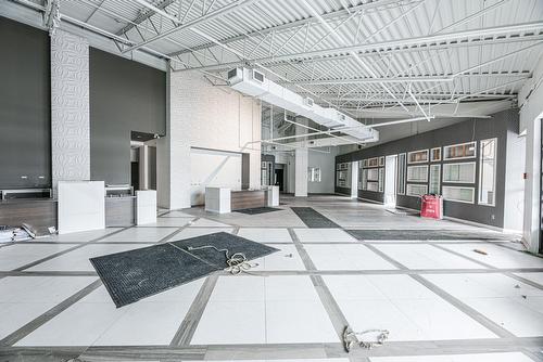 Commerce - 106-114-2001 Av. Victoria, Saint-Lambert, QC - 