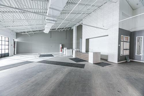 Commerce - 106-114-2001 Av. Victoria, Saint-Lambert, QC - Indoor